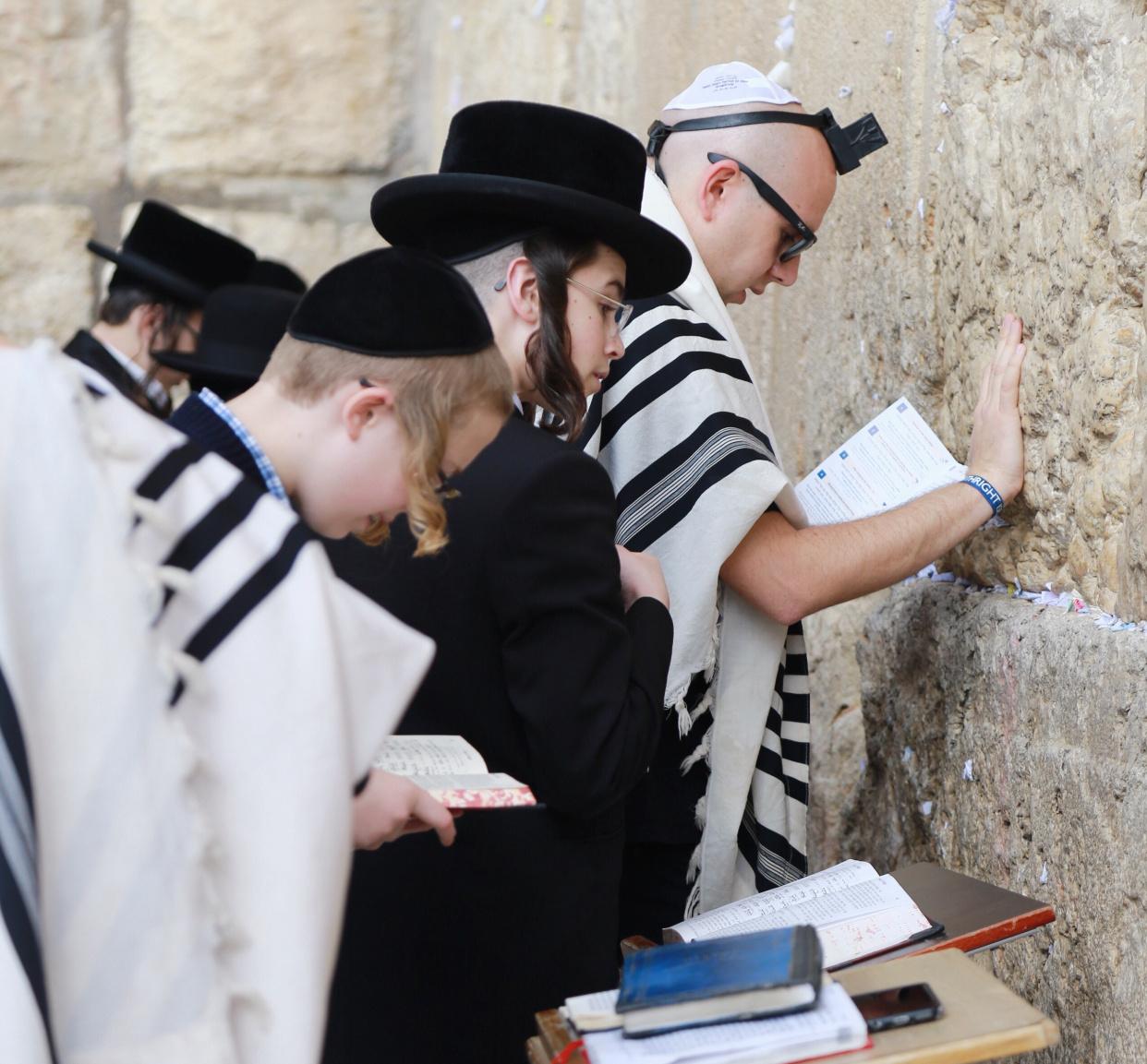 希特勒为何对犹太人动手，并*杀屠**600万犹太人！