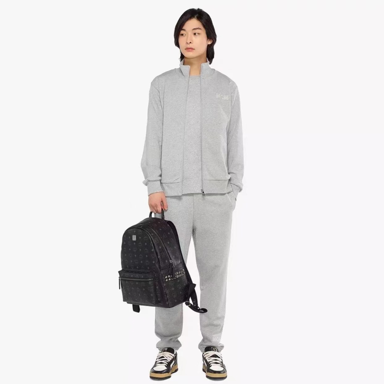 轻奢双肩包女款名牌清仓,适合男士背的轻奢双肩包