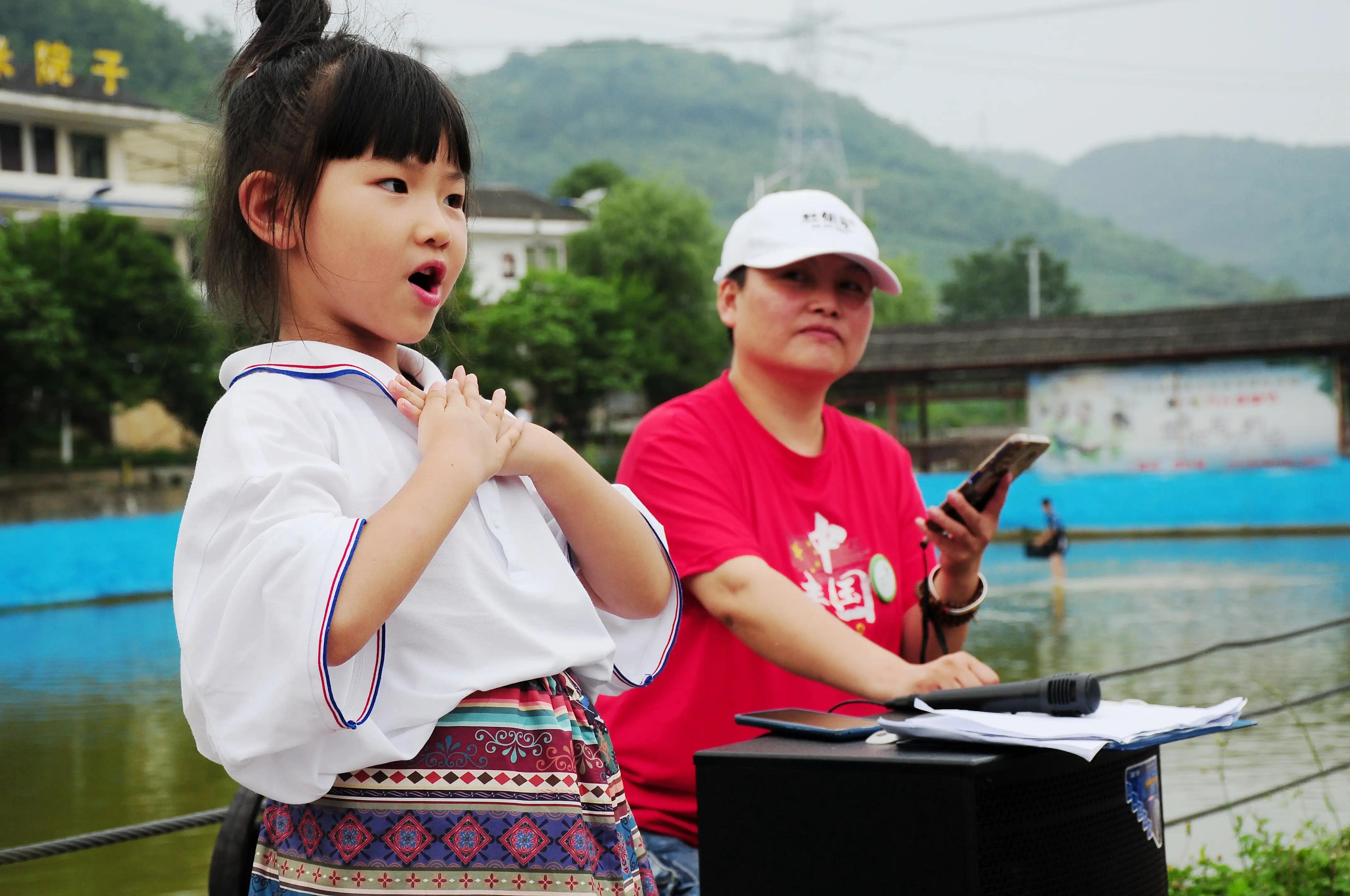 村花回村的文案幽默,村花搞笑文案