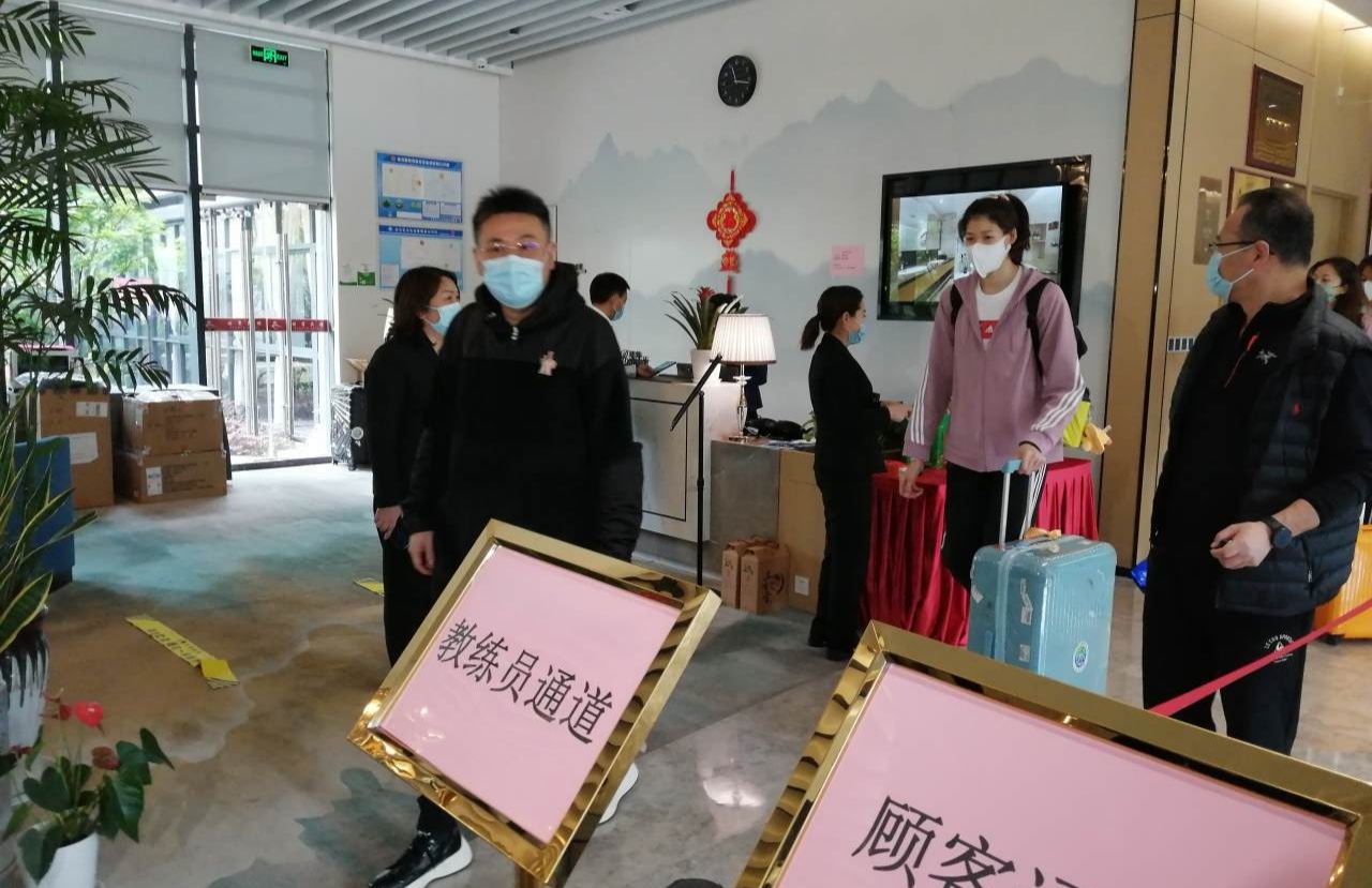 中国女排安全抵达漳州！粉色队服扎眼，李盈莹紧跟蔡斌身后