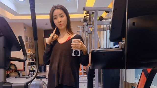 李思思袜子,央视主持人李思思晒健身照片