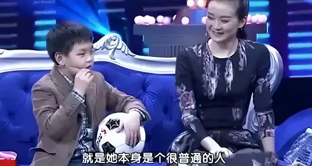 “妈妈真是个无用的中年妇女，她又不上班，竟然还指使爸爸晾衣服…...”