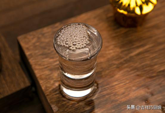 男子鉴定几十瓶假酒全集,小伙拿茅台酒去鉴定反被说是假的