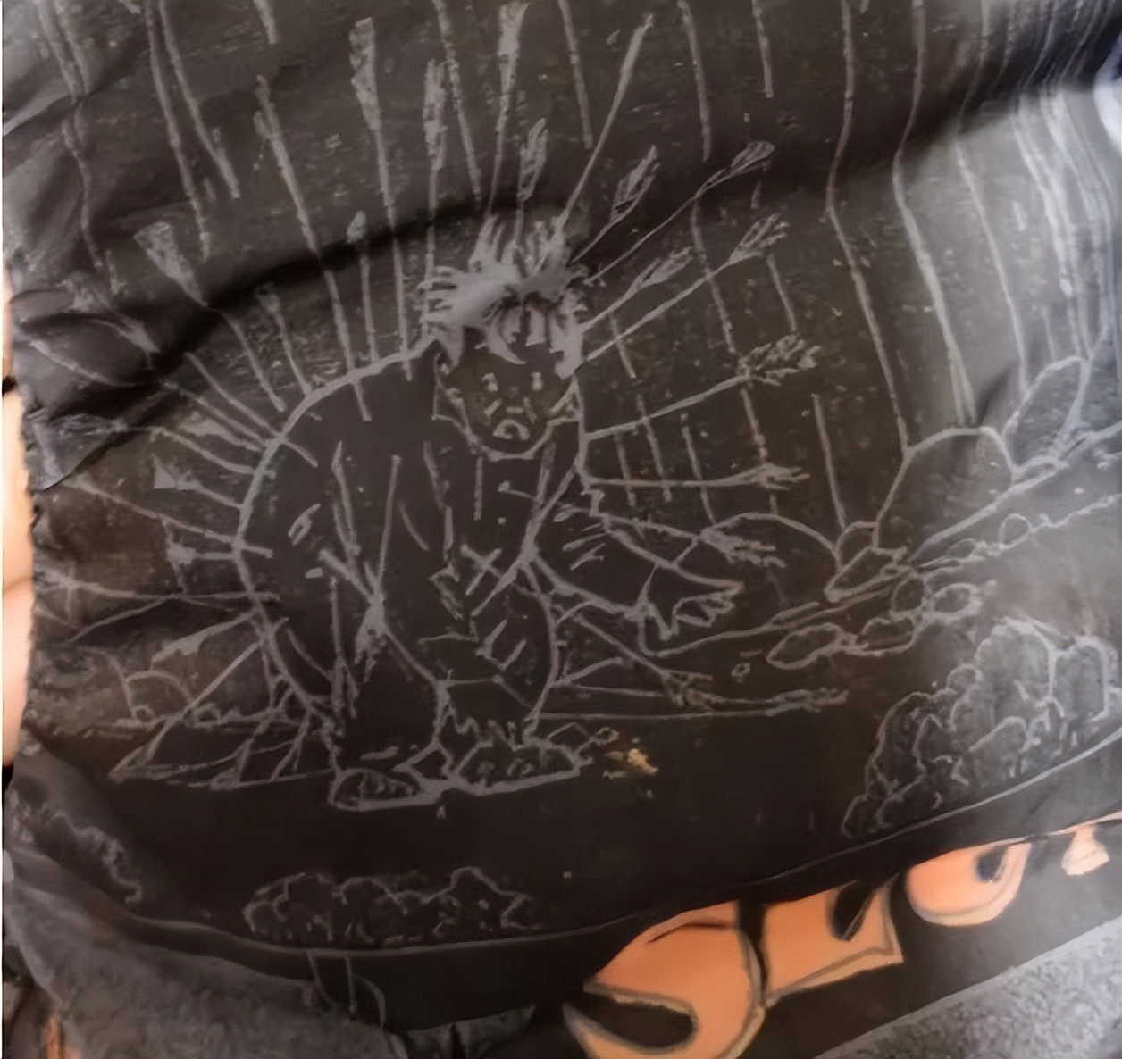 “毒教材”未平，江南布衣童装再现诡异图案：为何还敢拿孩子开刀