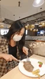 下雪天摔跤容易摔倒哪,下雪地上好滑大家注意安全