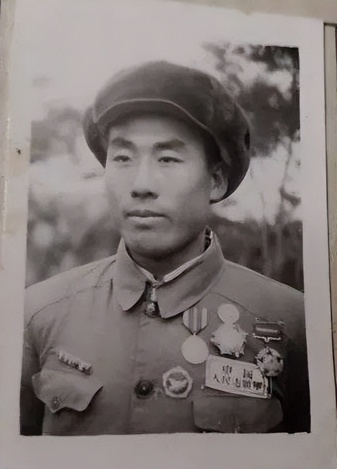 他手刃27名鬼子，授“全国战斗英雄”称号，晚年看电影时大笑而亡