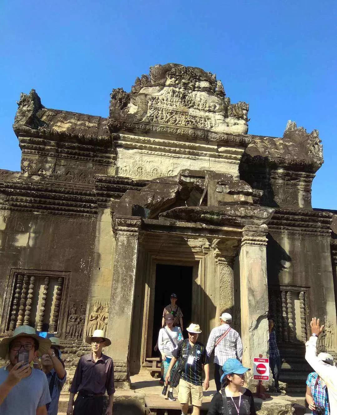 阴森森与金碧辉煌