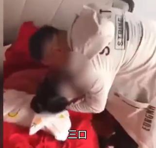 新娘被多名男性亲友吻脸,新娘被多名男性亲脸