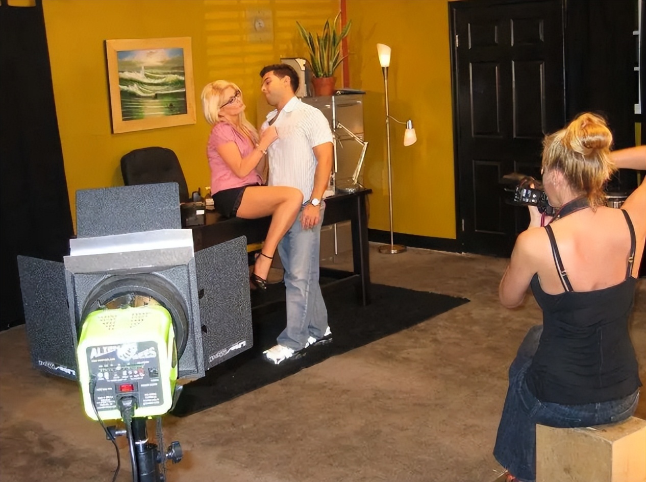 “性”是生活，也是工作：小国捷克为什么会成为色情大国？