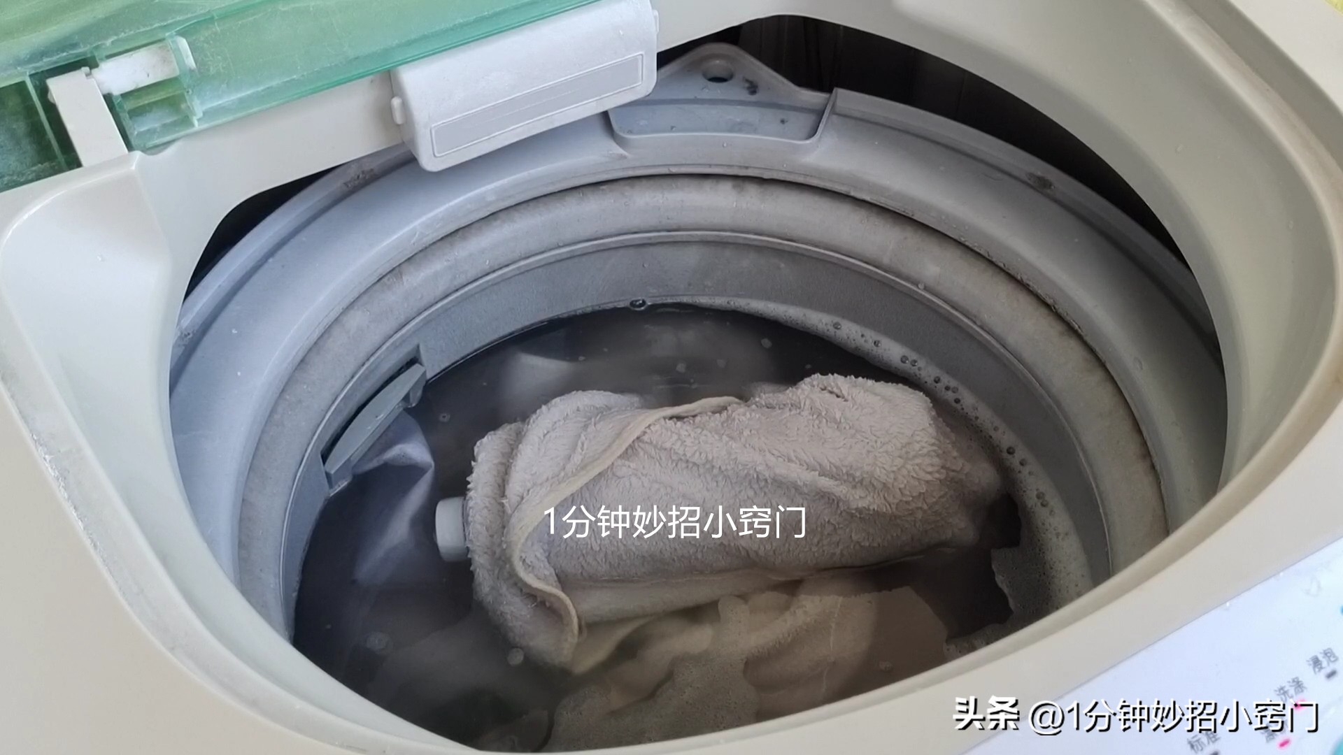 洗衣机里放一件衣服,洗衣机里面放塑料瓶洗衣服