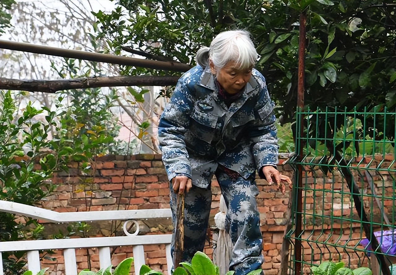 身穿15元鞋子老人向社会捐款1000万,老人穿15元鞋给家乡捐款1000万