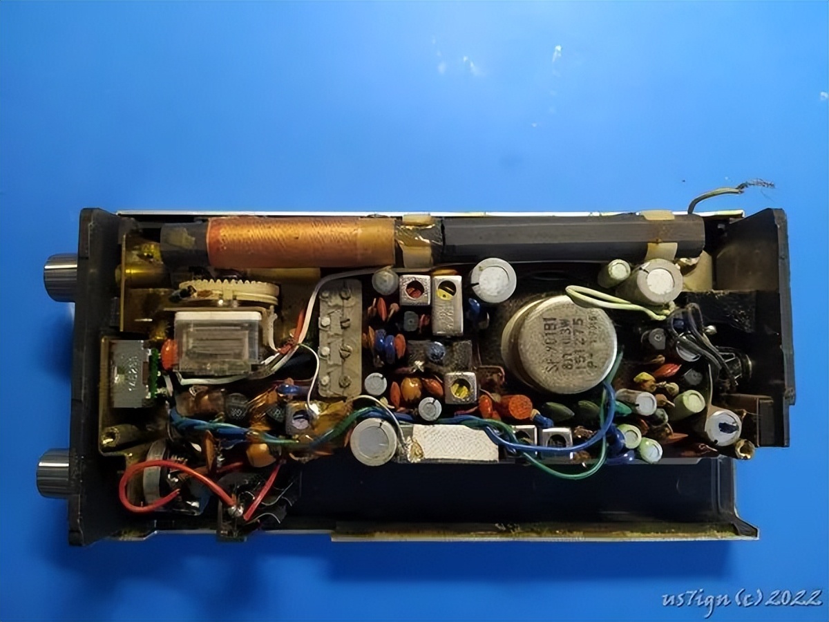 接收空*警袭**报频率|战火下乌克兰火腿对比了60年代和现代收音机