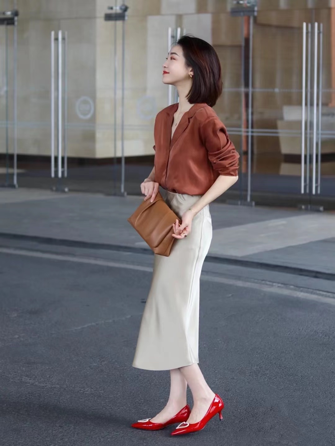 红色高跟鞋和什么颜色搭配,火红色高跟鞋