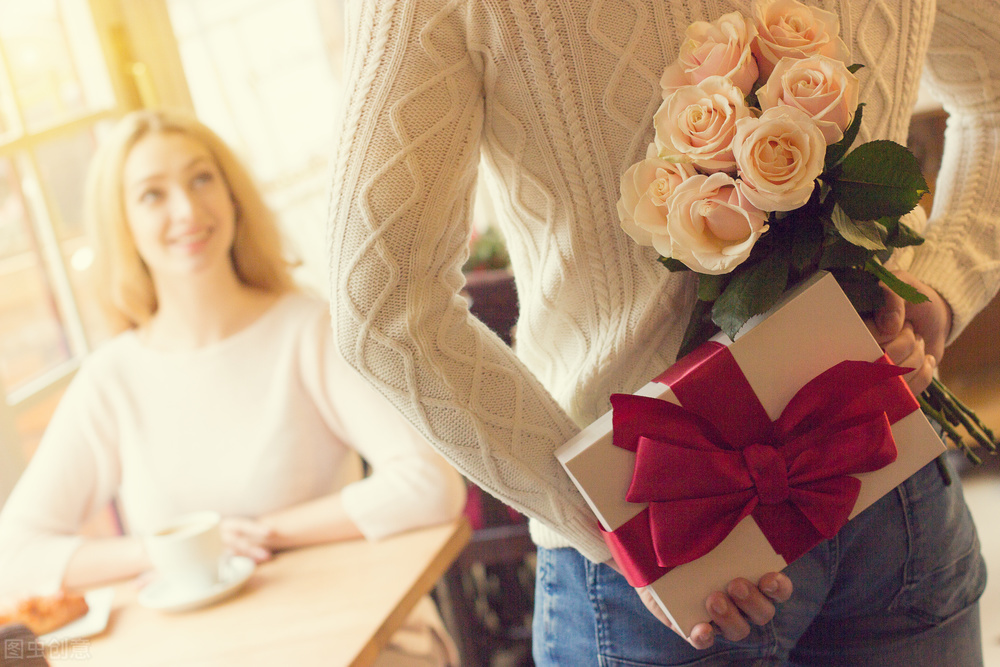 故事：我是独居女总裁，雇来奶狗做保姆，他刚入职我表白：领证去