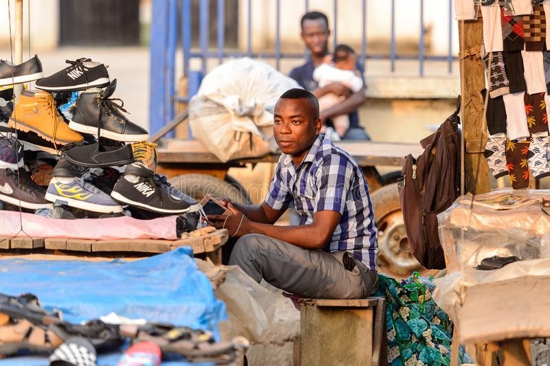 旧鞋回收有多暴利？在中国2元一双回收的旧鞋，卖到非洲能值70元