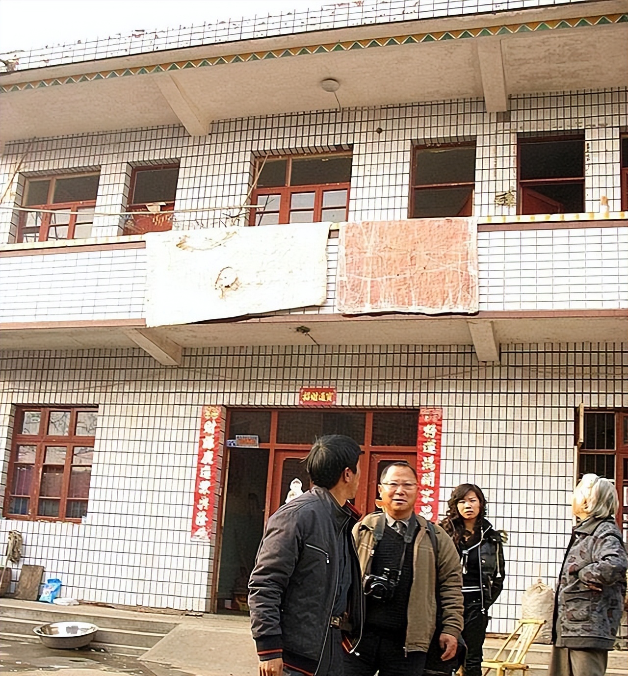 江西孝子为父亲遗体塑金身 (江西男子为父亲塑成金身)