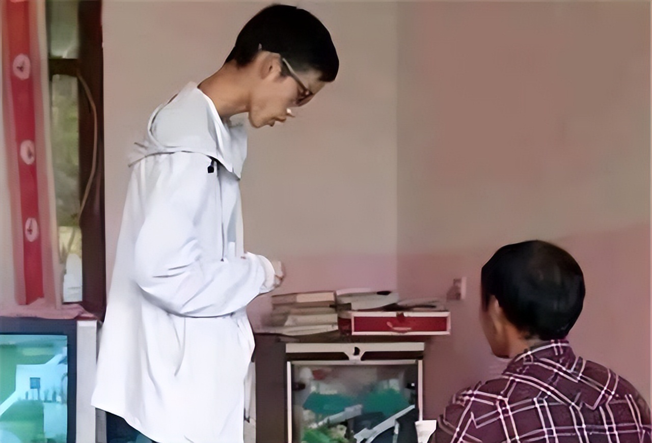 高考成绩714分状元却在工地搬砖,713分高考状元为凑学费到工地搬砖