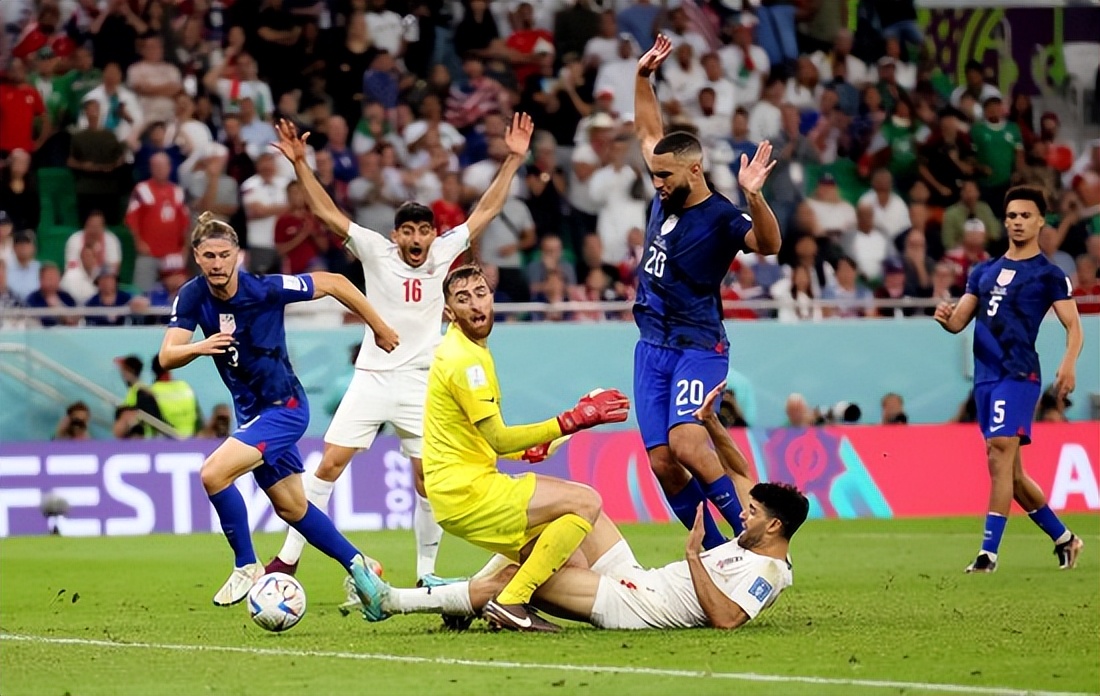 无视美国队犯规，西班牙裁判示好美国队，国际足联这下放心了