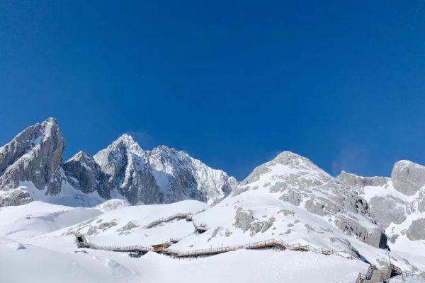 神秘峰峦：雪山的奇迹！