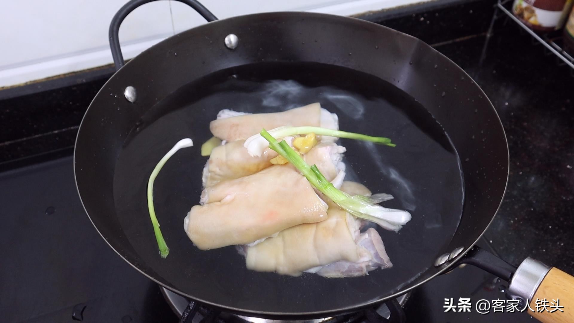 广东靓汤来了健脾开胃的莲藕汤,排骨莲藕汤大冷天必喝的一锅热汤