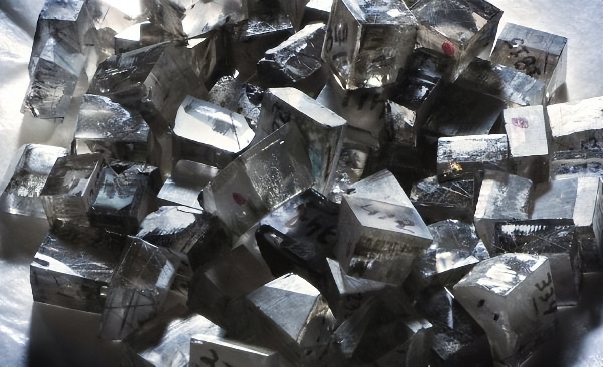 比钻石还硬便宜的人造钻石,人造钻石比天然的品质更好