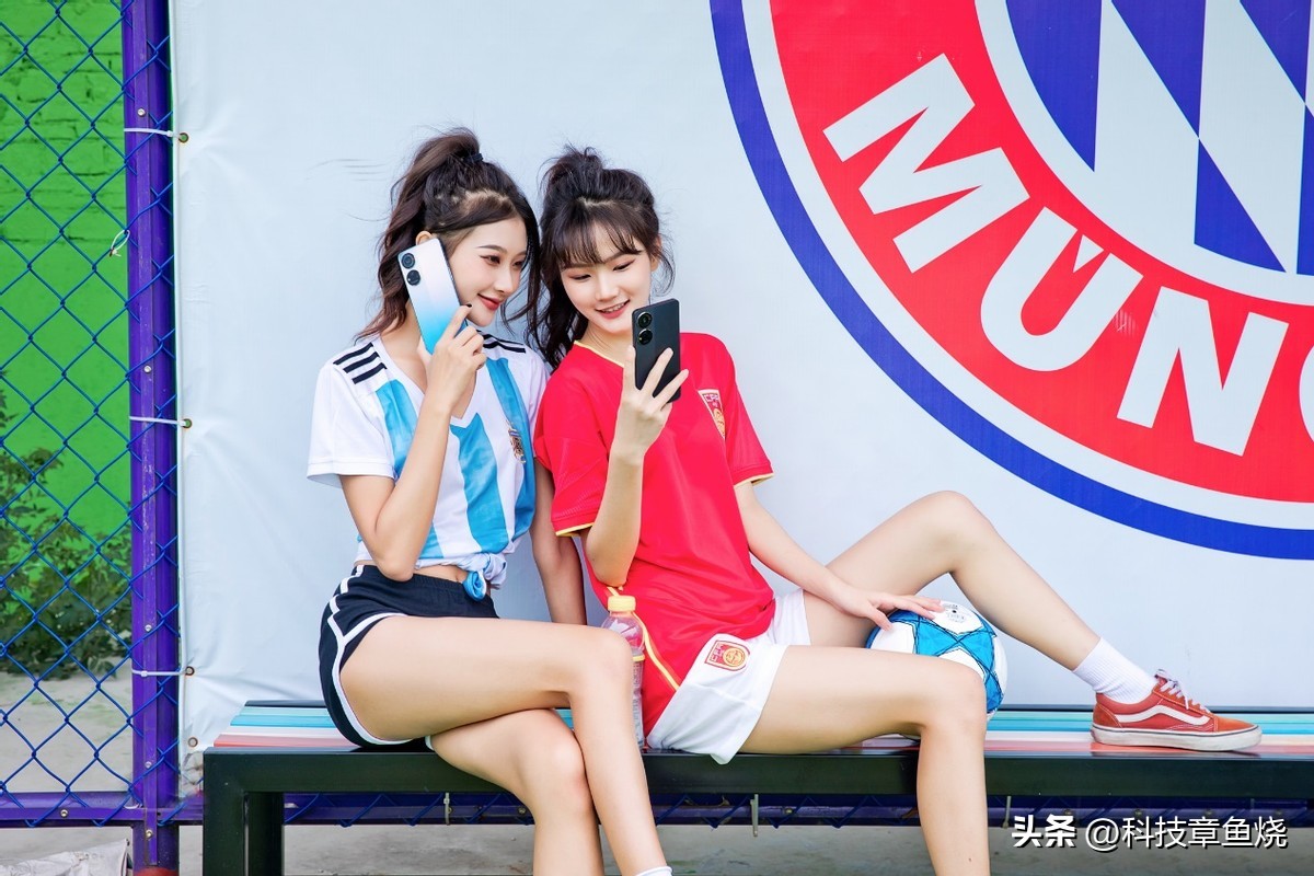 可爱的足球宝贝凹造型,足球宝贝的装扮很好看