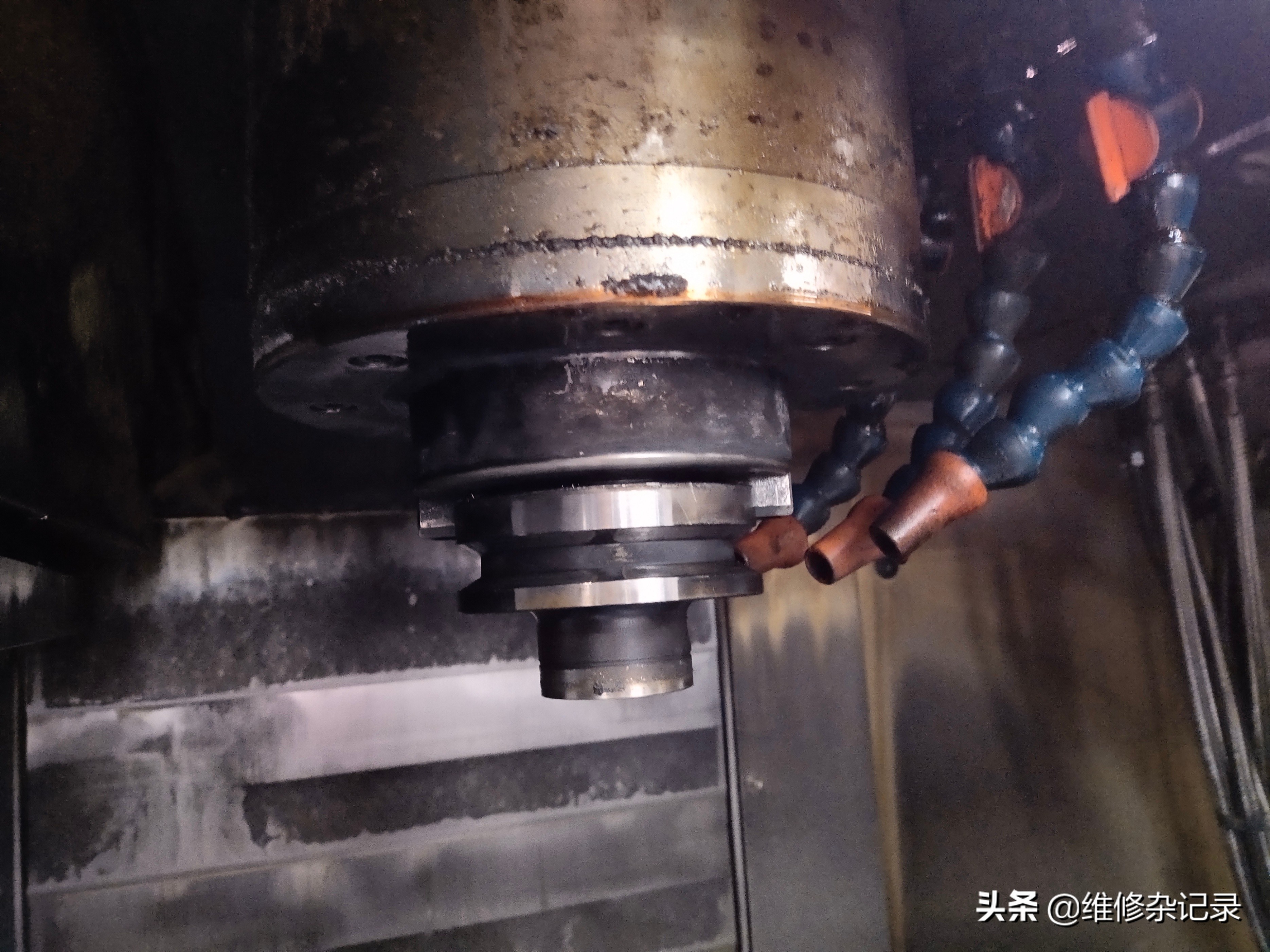 加工中心刀臂卡住了如何移动主轴,加工中心主轴刀柄吸住了怎么解决