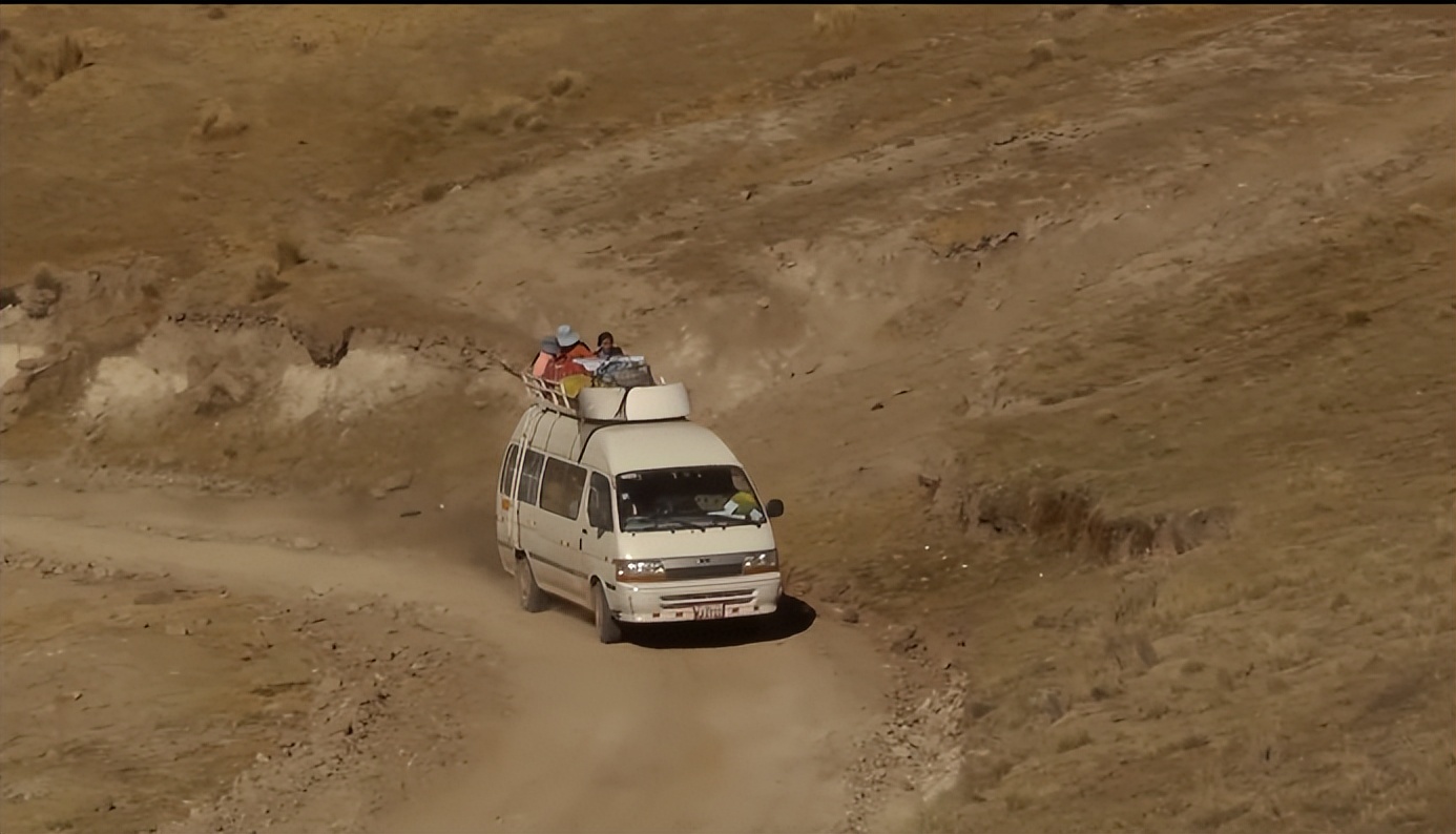 1000人用野草编织30米长的吊索桥，三天完工，每年都要换一次新桥