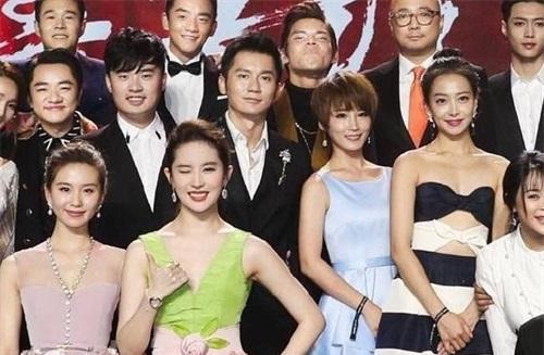 最有钱女明星刘亦菲,刘亦菲秀名贵翡翠大耳环