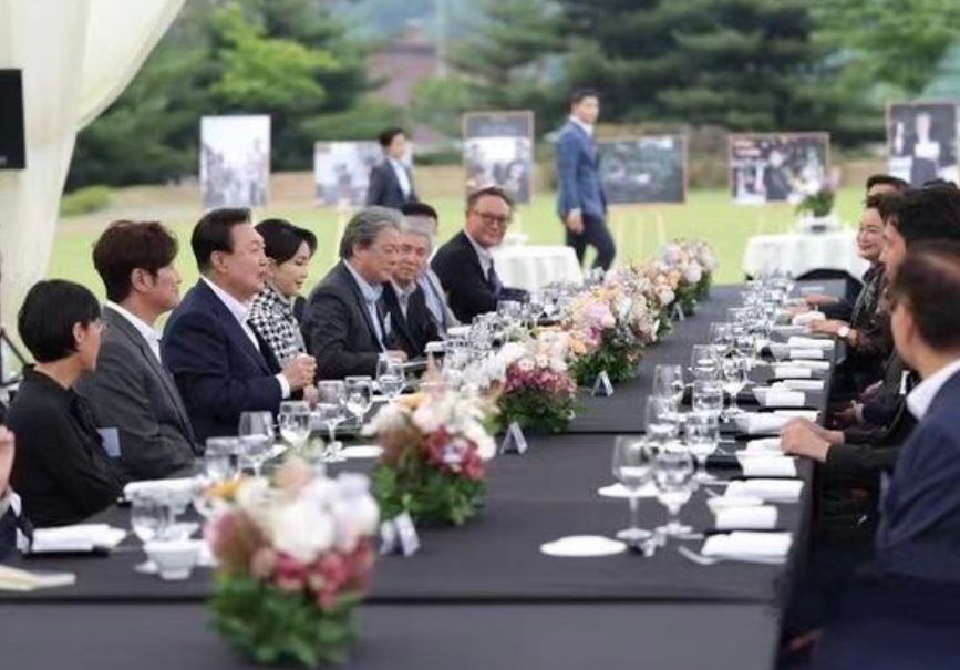 韩国第一夫人穿韩服,韩国第一夫人格子西服