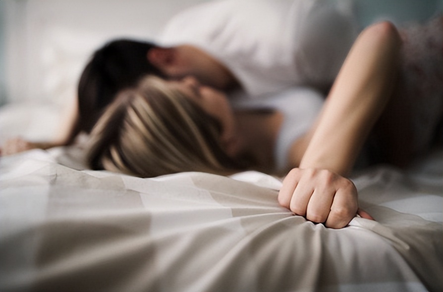 90后小伙和50岁大妈相亲完整视频,90后小伙专骗大龄大妈约会