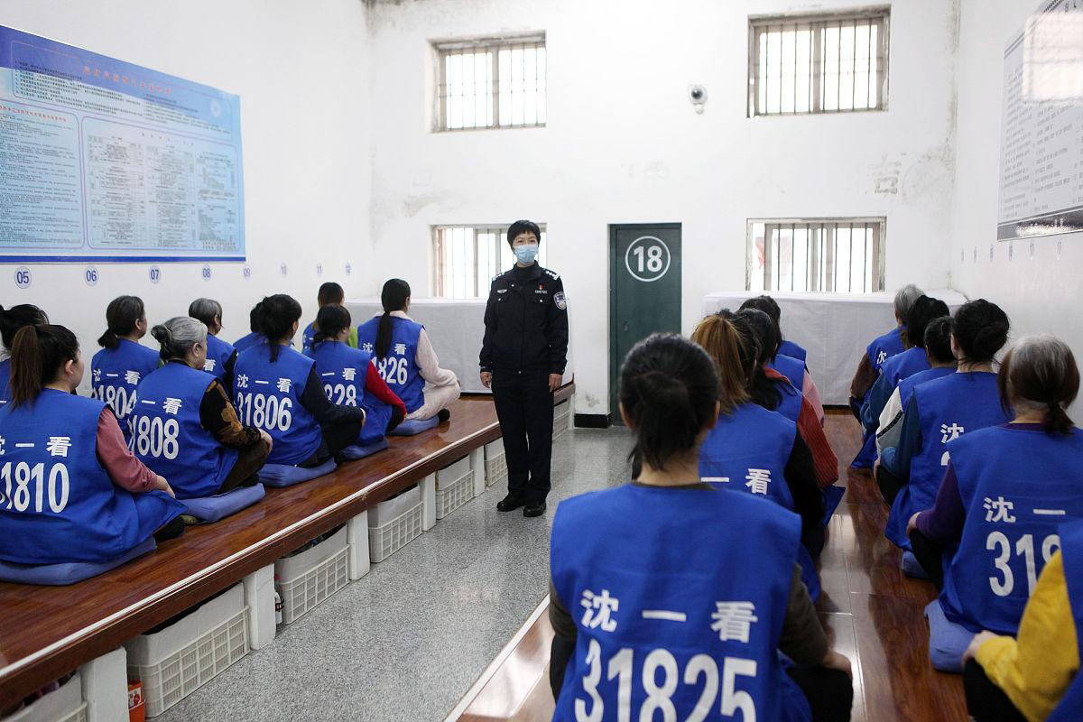 家人被抓到看守所不知道犯什么事,被关看守所10个月还没判刑怎么办