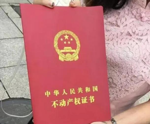来儿子家养老,大妈想掌管小两口工资,儿子忍无可忍把她送回老家