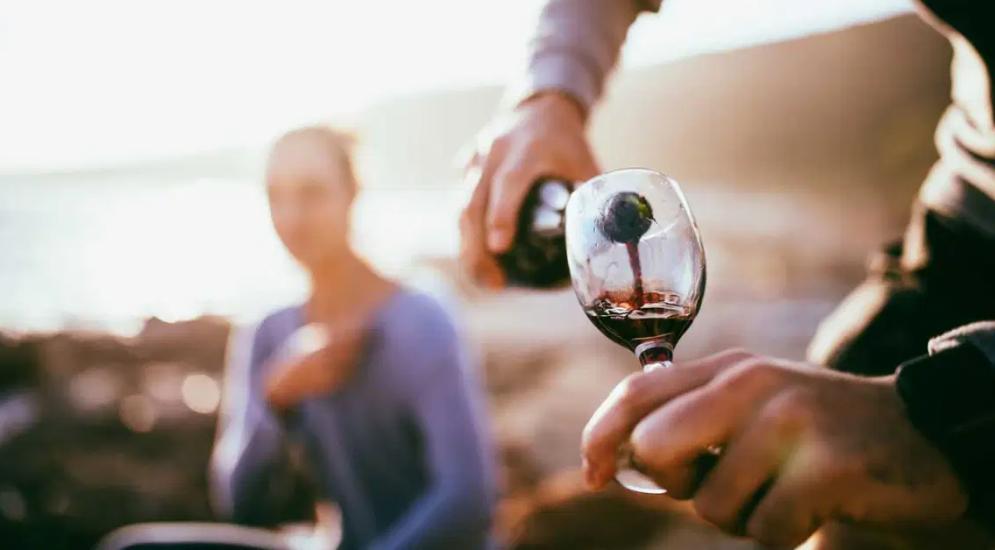 起泡甜白葡萄酒和白葡萄酒的区别,起泡葡萄酒和白葡萄酒哪个好喝