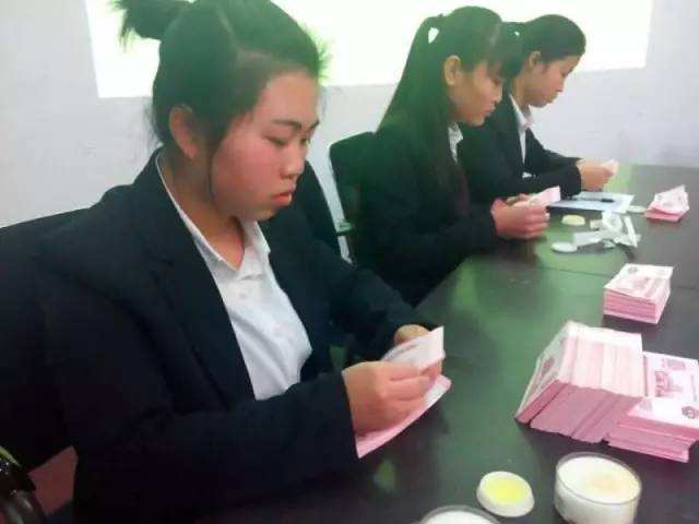 花20几万读大学，最后月薪不到3000，女大学生吐槽毕业现状