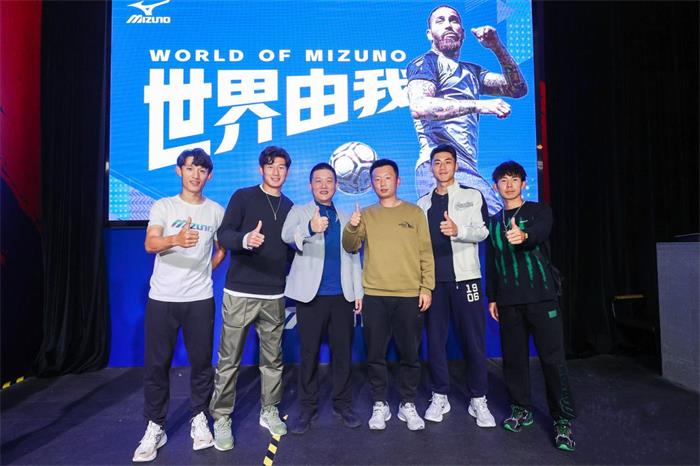 美津浓新锐足球鞋银色,美津浓足球鞋新款配色中端