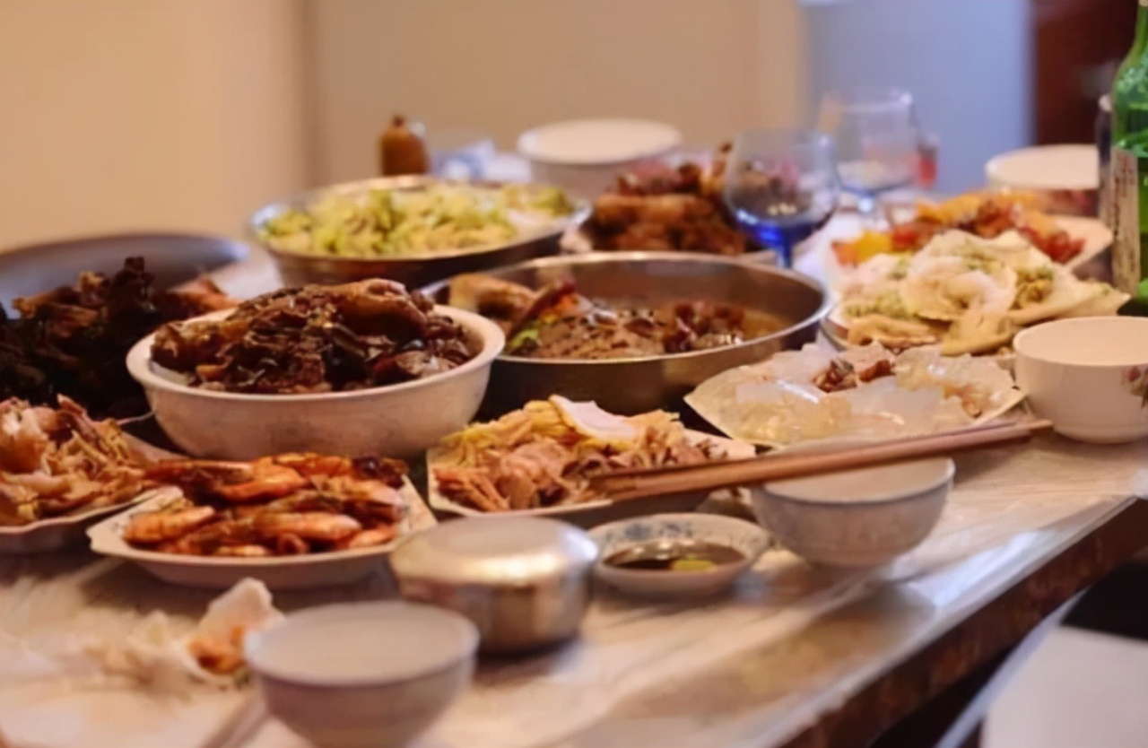 天天洗头还是很多头皮屑如何解决,天天洗头很多头皮屑什么原因