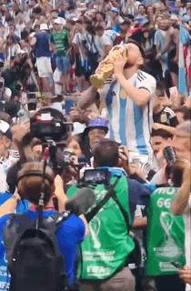 梅西成为球王的最后一次蜕变,35岁的梅西扛起了18岁梅西的愿望