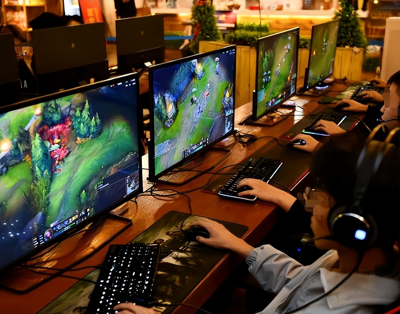 4名16岁男女火烧一女子*处私**，致其死亡，直言：我未成年，我怕啥