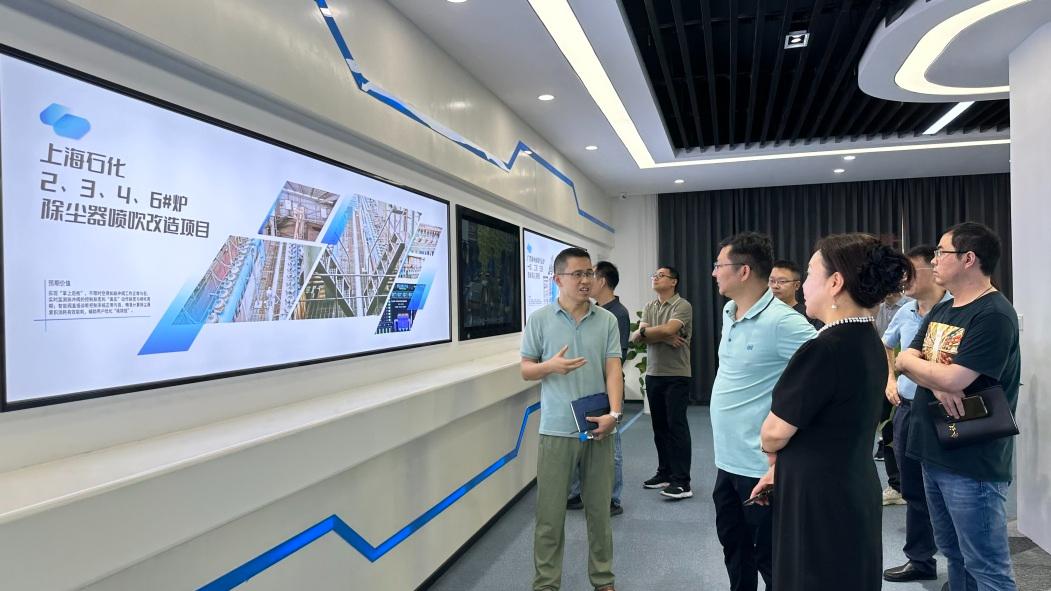 苏州东风精冲工程有限公司总经理喻华平一行莅临我司参观考察