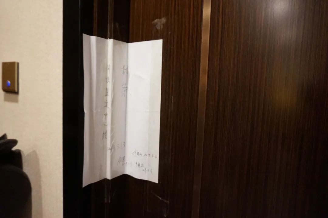 楼上漏水保修期8年未到属谁负责,楼上防水导致漏水谁赔偿