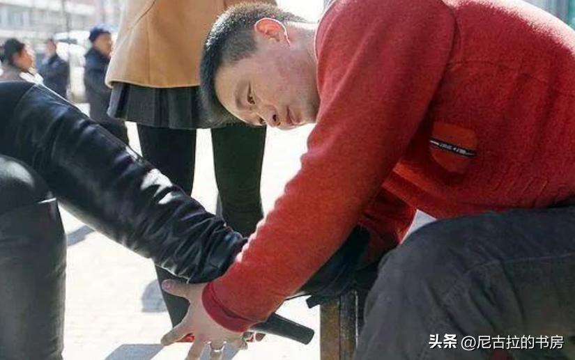 沈阳一小伙在公厕结婚生子，一住就是五年，如今孩子无法上学