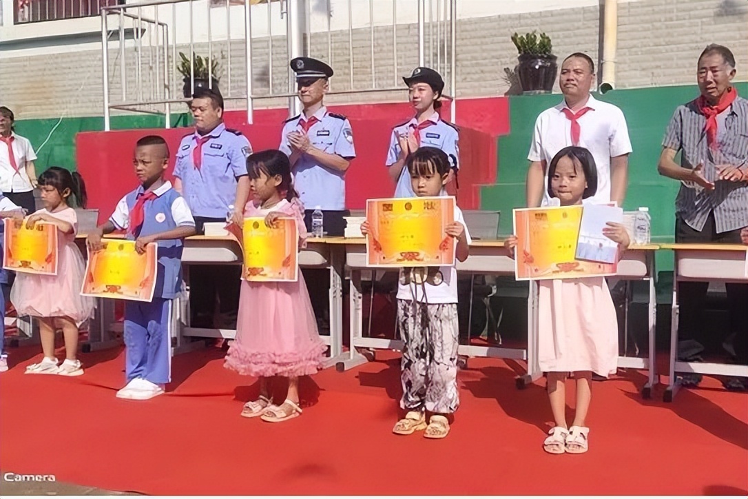 开学季镇坪公安全力维护校园安全,新野公安多措并举守护校园安全