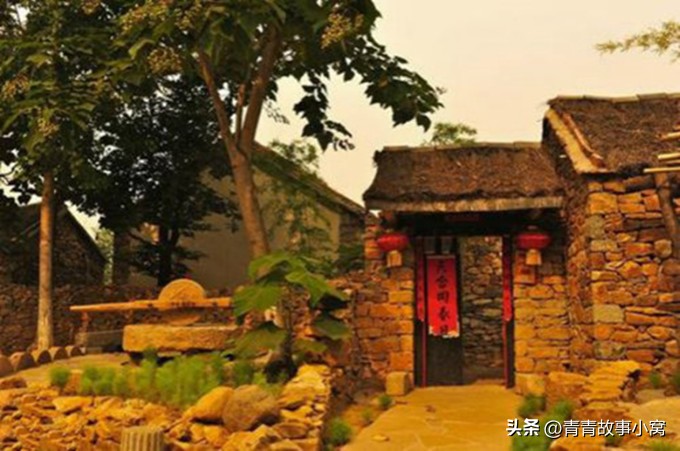 男子河边挑水，一条鱼跳进水桶，不久鱼给他托梦，竟牵出一桩命案