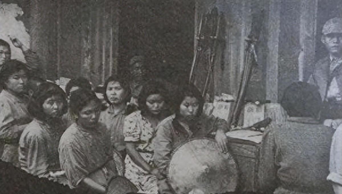 日军当着国军的面杀俘虏,日军侵华兽行