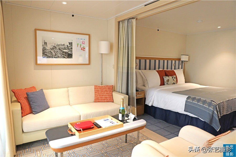 悬挂五星红旗豪华邮轮招商伊敦号，穿过百年历史尘烟再次启航