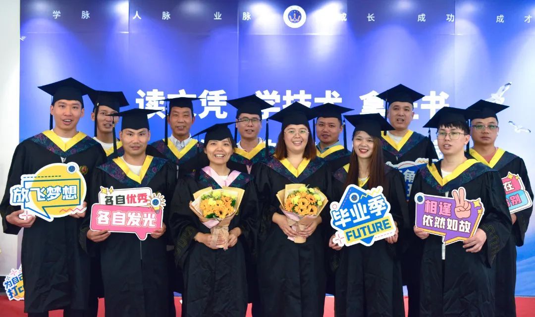 姣曚笟蹇箰闈掓槬钀藉箷,姣曚笟蹇箰鍦嗘弧缁撴潫