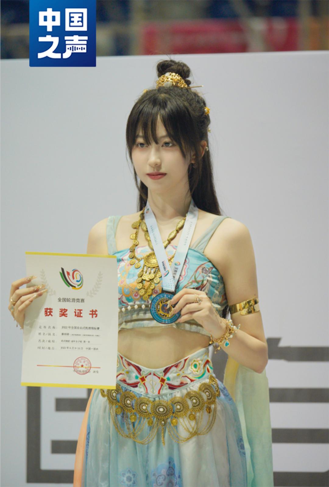 秦雨晴身着敦煌飞天彩衣,敦煌飞天彩衣