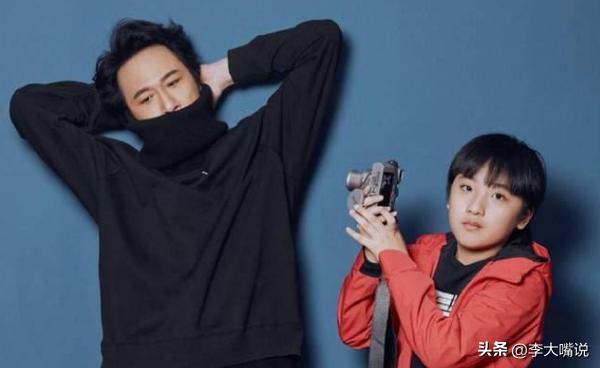 陆毅父女拍写真，贝儿双腿太细遭质疑，鲍蕾晒花絮视频力证未p图