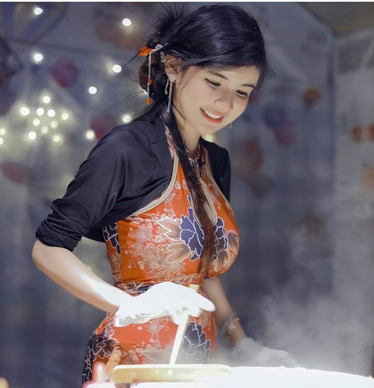 网红狗头萝莉再惹争议，退圈卖煎饼遭举报，衣服露胸疑似又擦边